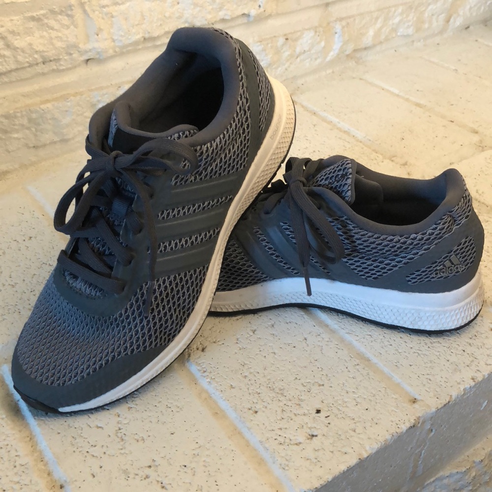 Men’s/Boy’s Adidas shoes with Bounce technology.